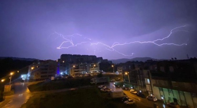 Bursa'da şimşekler geceyi böyle aydınlattı!