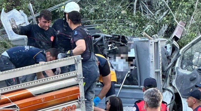 Freni boşalan kamyonet devrildi: Ölü ve yaralı var!