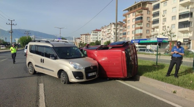 Bursa'da yol verme tartışması kazaya sebep oldu! yaralılar var