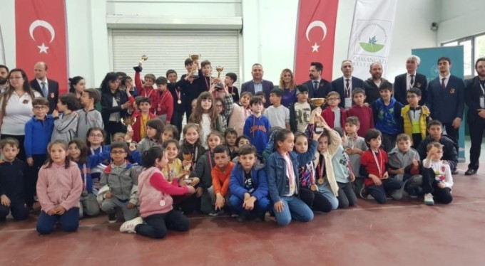 Minik satranç tutkunları kupalarına kavuştu