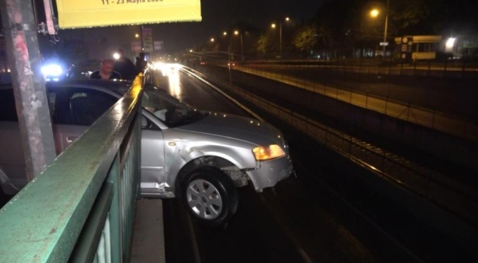 Bursa'da korku dolu anlar! Kontrolden çıkıp 5 metre yükseklikte asılı kaldı