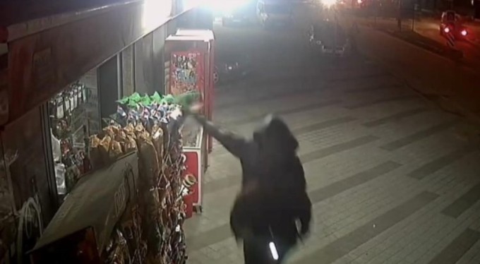 Bursa'da gençler kameraya takıldı! Scoterla hızlıca gelip...