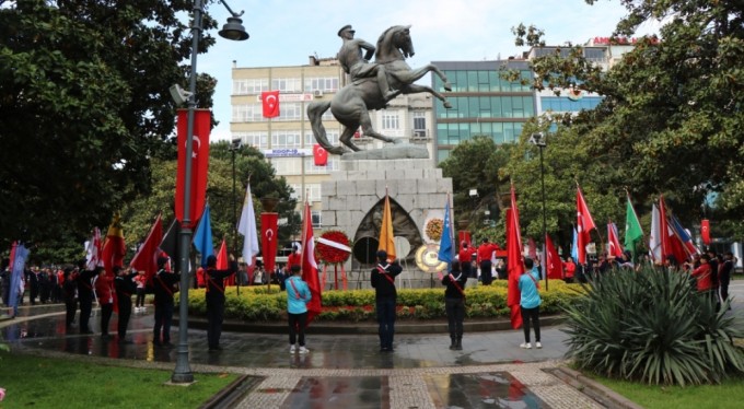 19 Mayıs kutlamaları Atatürk Anıtı'ndaki törenle başladı