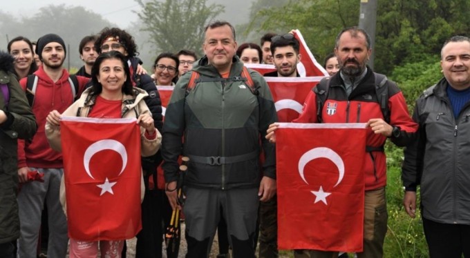 19 Mayıs'ı Uludağ'da yürüyüş yaparak kutladılar
