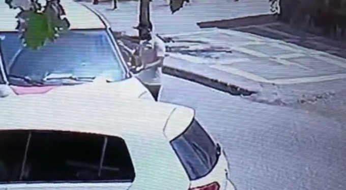 Pişkin hırsız! Herkesin gözü önünde...