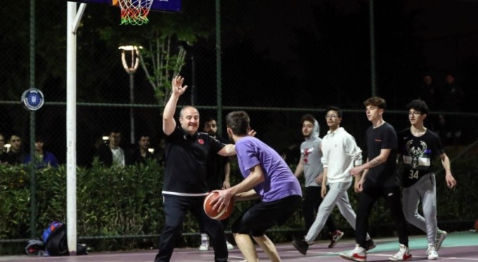 Bakan Varank, gençlerle gece yarısı basketbol maçı yaptı