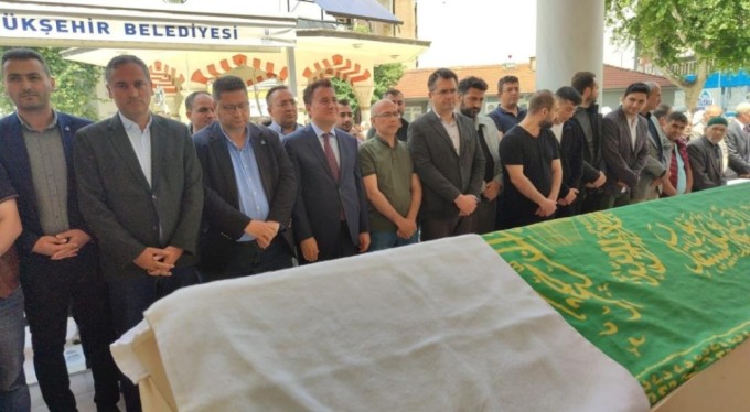 Ali Babacan, danışmanının babasının cenazesi için Bursa'ya geldi