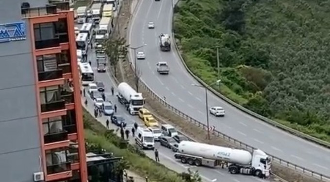 Bursa'da kaza yapan tanker trafiği kilitledi!