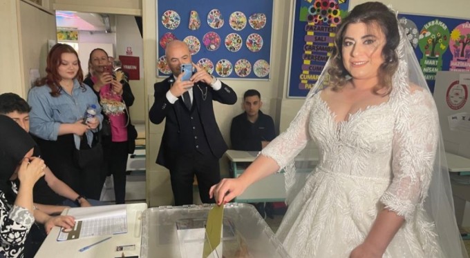 Bursa'da gelinliğiyle oy kullanmaya gitti!