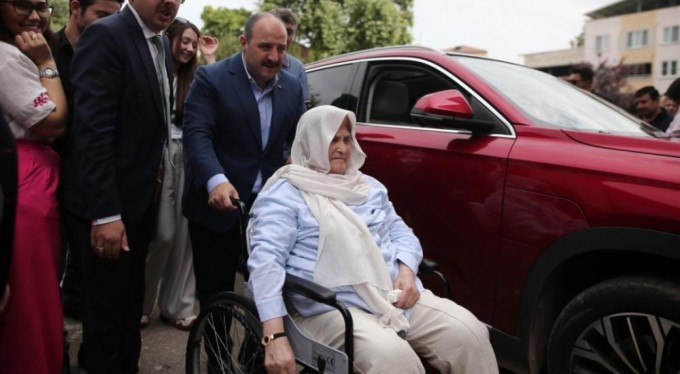 İlk turda oy kullanamayan kadını TOGG ile sandığa götürdü