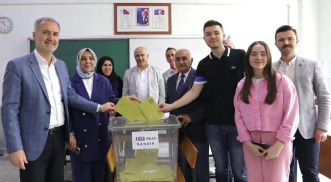 İnegöl Belediye Başkanı Alper Taban oyunu kullandı