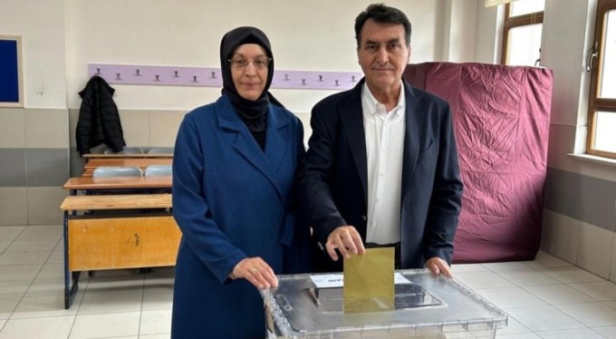 Başkan Dündar, oyunu kullandı