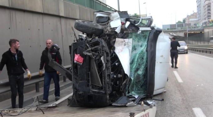 Bursa'da feci kaza! Kontrolden çıkan minibüs önce bariyerlere sonra...