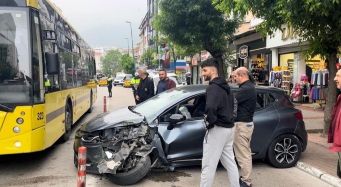 Bursa'da halk otobüsüyle araç çarpıştı! Yaralı var