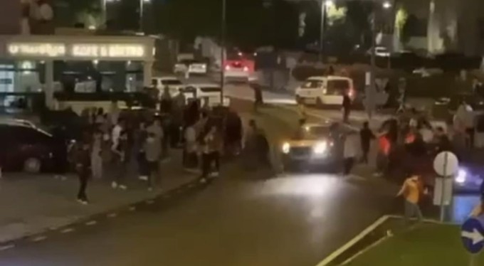 İnanılmaz olay! Şampiyonluk kutlayanların üzerine aracını sürdü...