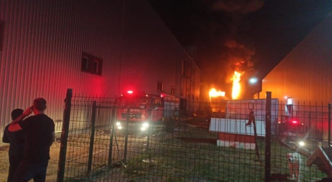 Bursa'da lunapark ve çocuk oyun grubu üreten fabrikada korkutan yangın!