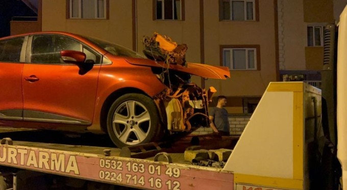 Bursa'da 2 otomobil kafa kafaya çarpıştı! Çok sayıda yaralı var