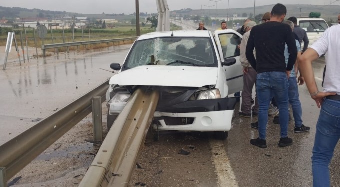 Bursa'da ölüm teğet geçti! Bariyerlere ok gibi saplanan araçtan sağ çıktı