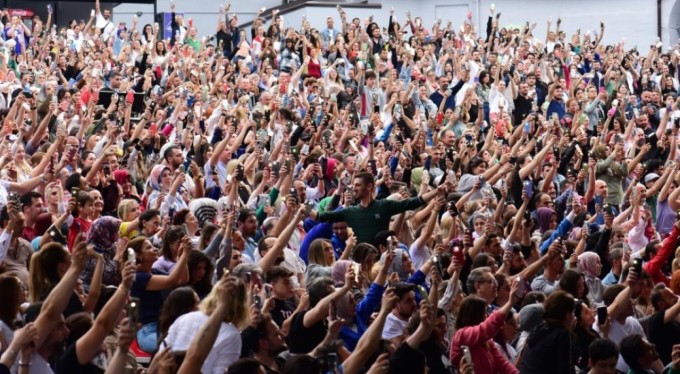 Bursa'da 90'lar Türkçe Pop Festivali'nde yıldızlar geçidi