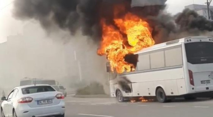 Bursa'da seyir halindeki servis minibüsü alevler içinde kaldı!