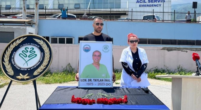 Bursa'da kalp krizi geçiren uzman doktora, görev yaptığı hastanede anma töreni