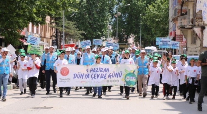 Bursa'da gençler temiz çevre için yürüdü