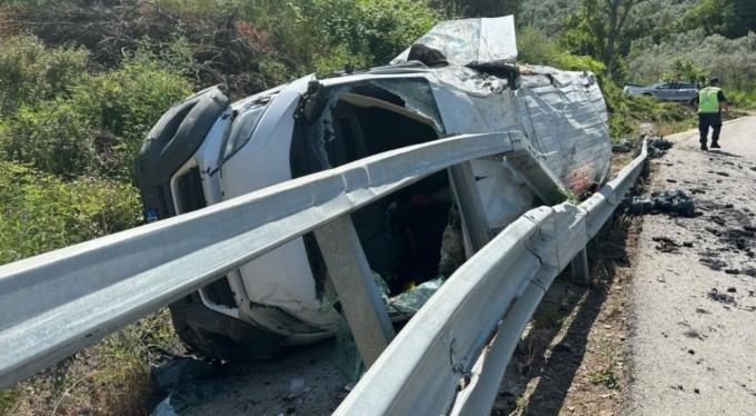 Bursa'da feci kaza! Kamyonet virajı alamadı..