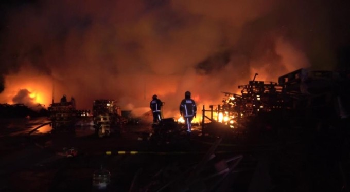 Bursa'da palet fabrikasında korkutan yangın! Çok sayıda ekip olay yerinde