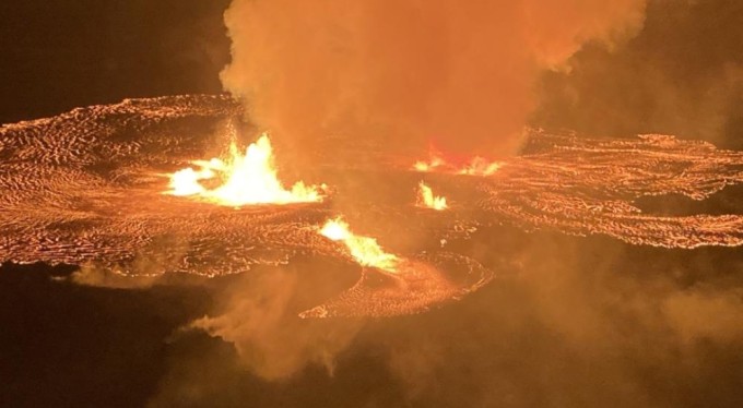 Dünya'nın en aktif yanardağlarından olan Kilauea'da patlama meydana geldi!