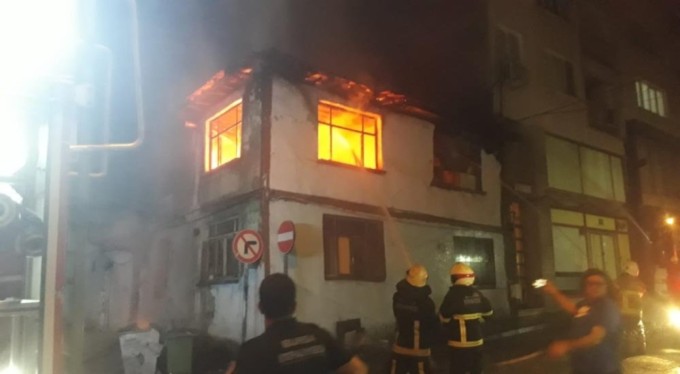 Bursa'da madde bağımlılarının çıkarttığı yangında ahşap ev alev alev yandı!
