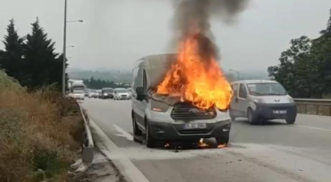 Bursa'da minibüs seyir halindeyken alev aldı! Araç kullanlamaz hale geldi