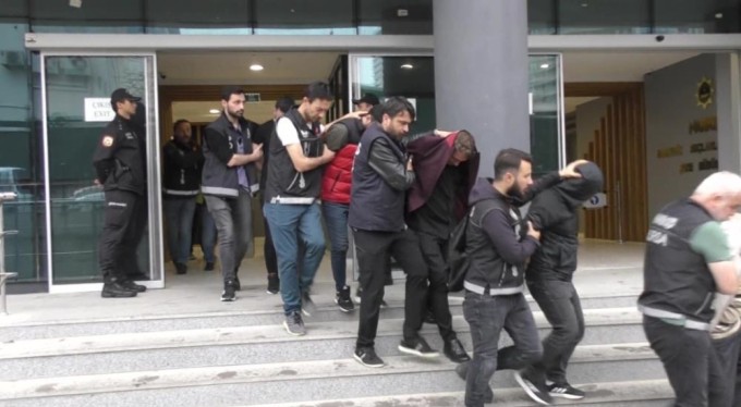 Bursa'da özel harekat şafak vakti koçbaşlarıyla girdi! Onlarca kişi tutuklandı