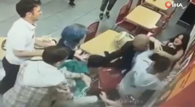 Kavgayı ayırmak istedi...  yumrukların hedefi oldu!