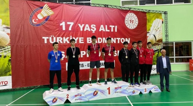 Osmangazili badmintoncudan altın madalya