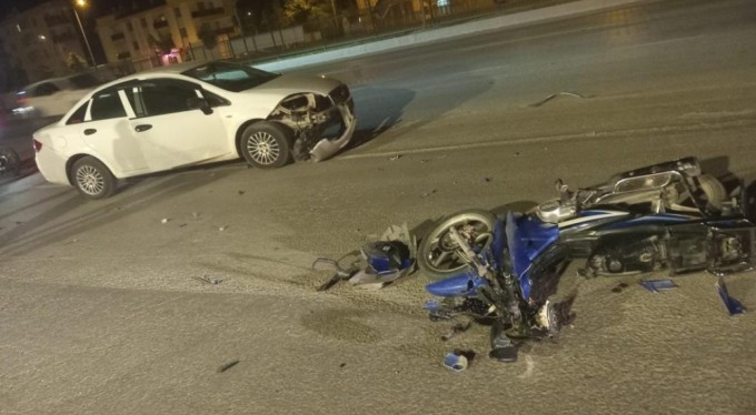 Bursa'da otomobil ile motosiklet kafa kafaya çarpıştı! 1 ağır yaralı