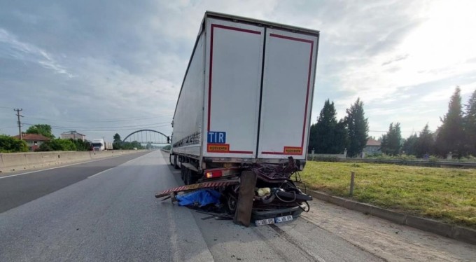 Aşırı hız can aldı! 23 yaşındaki genç tıra ok gibi saplandı