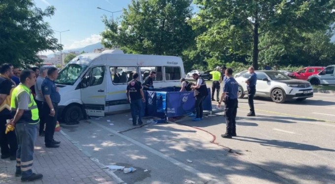 Bursa'da işçi servisi ile otomobil çarpıştı! Ölü ve yaralılar var