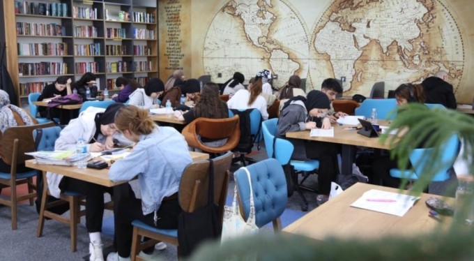 Gürsu Belediyesi'nin kütüphanesine yoğun ilgi