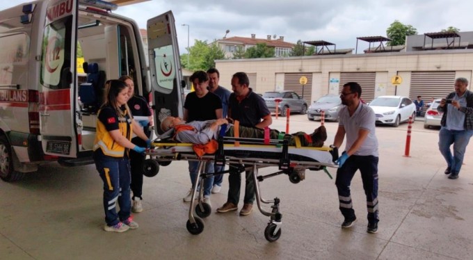 Bursa'da durdurmak istediği traktörün altında kaldı! Ölümden döndü