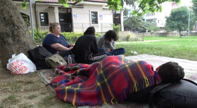 Bursa'da kirasını ödeyemeyen engelli anneye haciz şoku! Çocuklarıyla kapıda kaldı...