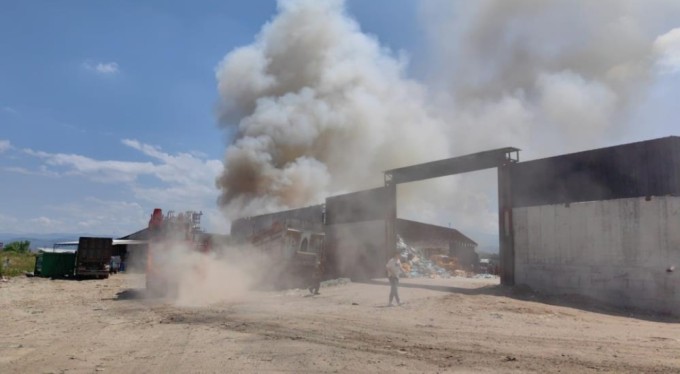 Bursa'da geri dönüşüm tesisinde korkutan yangın!