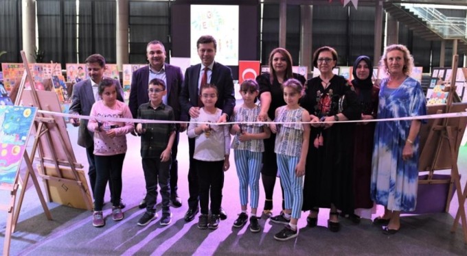 Bursa'da minik ressamlar yaptıkları resimlerle hayran bıraktı