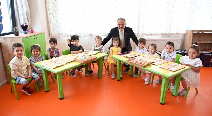 Bursa'da Ana Kucağı öğrencileri karnelerini aldı