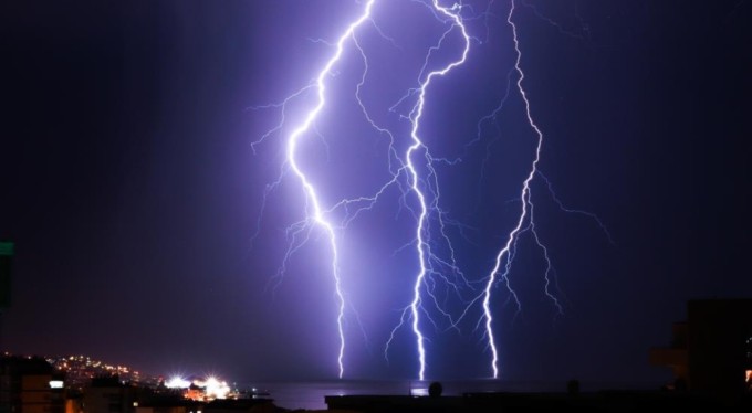 Bursa'da şimşeğin su ile buluştuğu o an fotoğraflanıp ölümsüzleştirildi