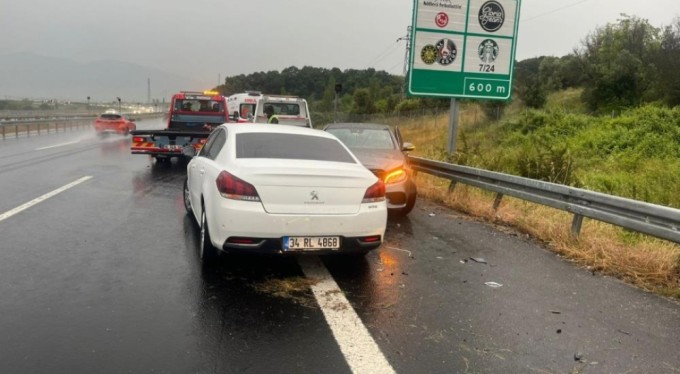 Bursa'da Otobanda araçlar birbirine girdi! Yaralılar var