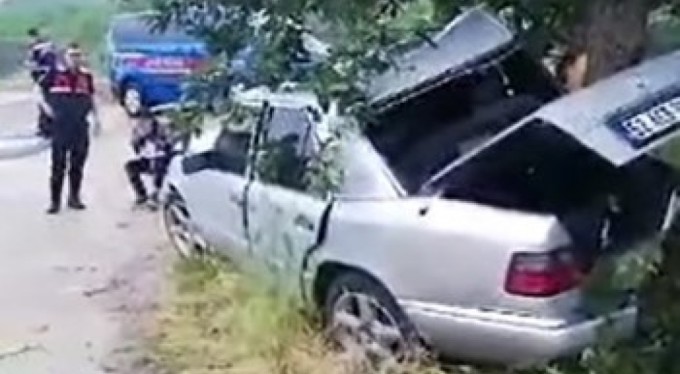 Bursa'dak kontrolden çıkan otomobil ağaca çarptı!