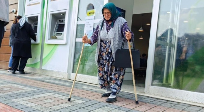 Bursa'da yaşlı kadını dolandırılmaktan son anda polis kurtardı!