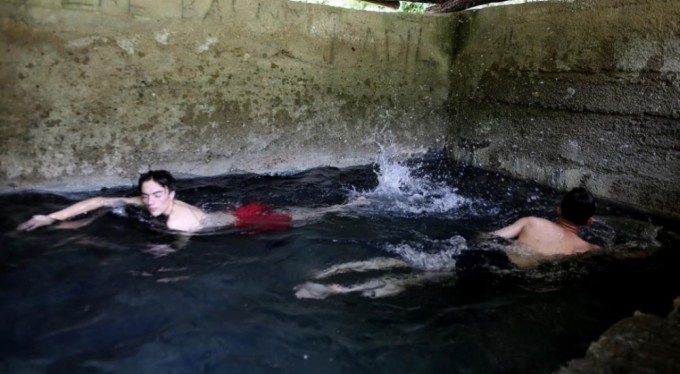 Bir yanda Uludağ'ın buz gibi suyu, diğer yanda 40 derece kaplıca hamamı