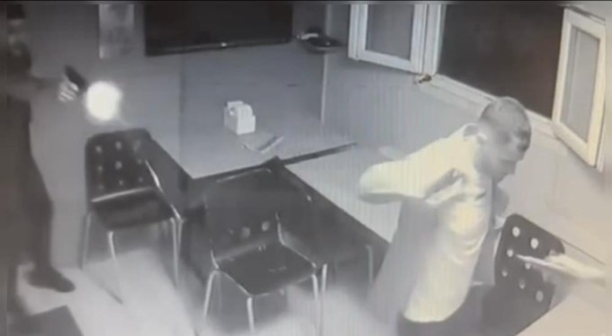 Film sahnesi gibi silahlı kavga! Alacak-verecek yüzünden...