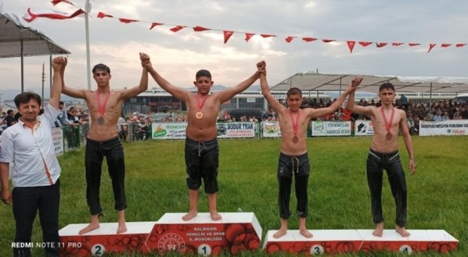 Bursa Büyükşehir Belediyesporlu güreşçilerden 16 madalya